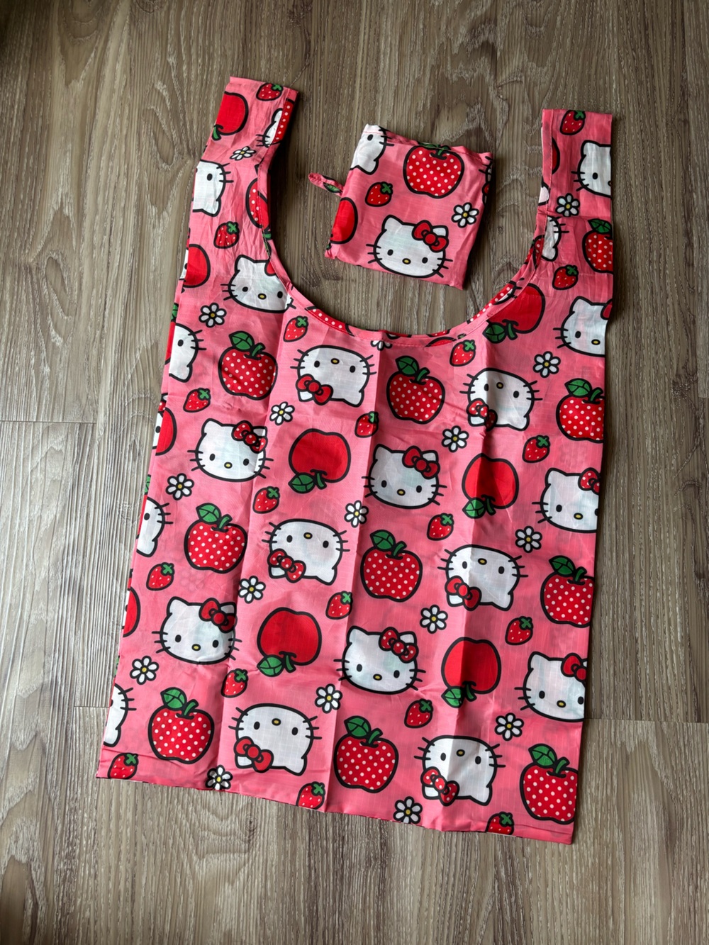 Baggu Standard Reusable Bag in Hello Kitty Apple - Picture 4 of 5